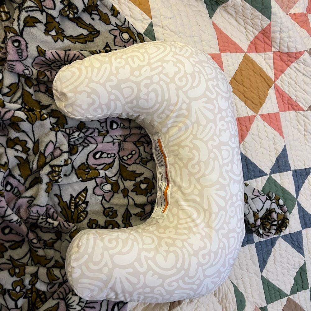 White Patterned Nursing Pillow
